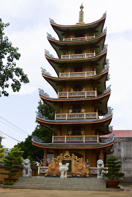 Donating support to Gia Lai Buddhist Intermediate School.