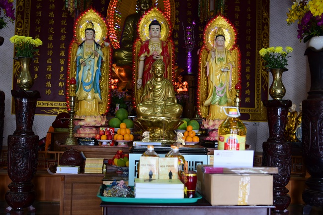 Donating support to Gia Lai Buddhist Intermediate School.