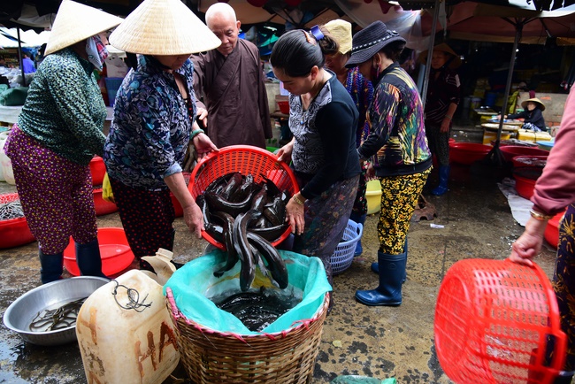 Donating support to Gia Lai Buddhist Intermediate School.