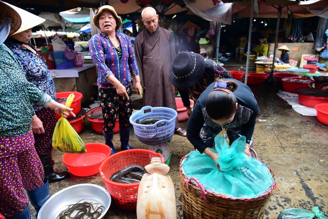 Donating support to Gia Lai Buddhist Intermediate School.