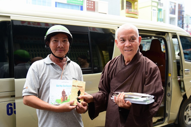 Donating support to Gia Lai Buddhist Intermediate School.