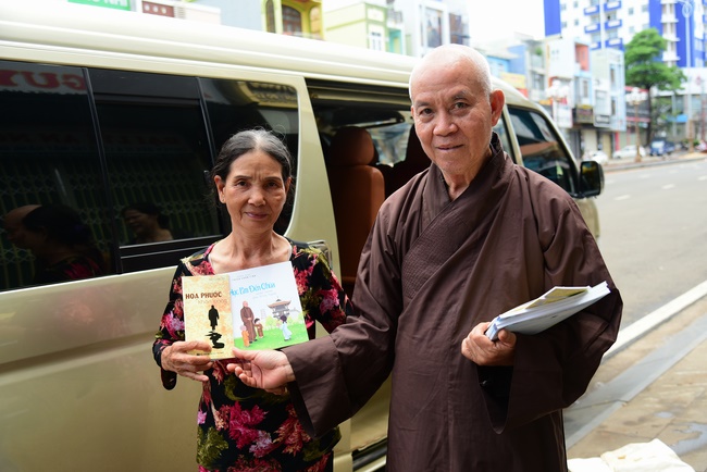 Donating support to Gia Lai Buddhist Intermediate School.