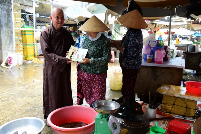 Donating support to Gia Lai Buddhist Intermediate School.