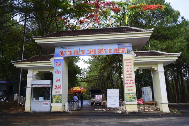 Donating support to Gia Lai Buddhist Intermediate School.