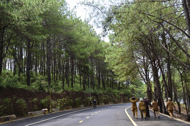 Donating support to Gia Lai Buddhist Intermediate School.