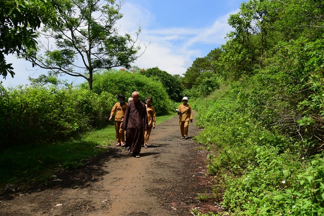 Donating support to Gia Lai Buddhist Intermediate School.