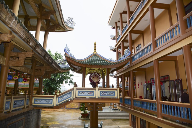 Donating support to Gia Lai Buddhist Intermediate School.