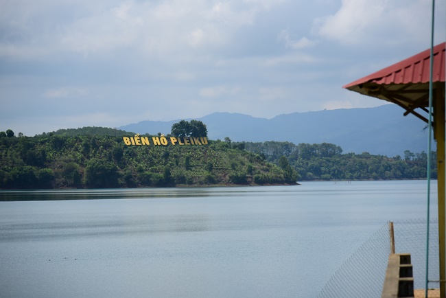 Donating support to Gia Lai Buddhist Intermediate School.