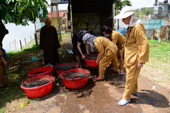 Donating support to Gia Lai Buddhist Intermediate School.