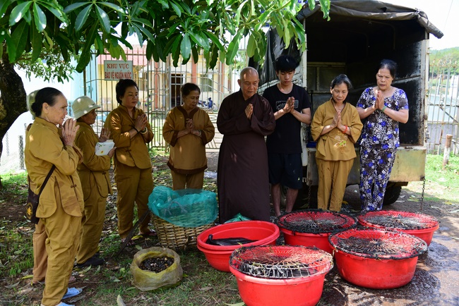 Donating support to Gia Lai Buddhist Intermediate School.