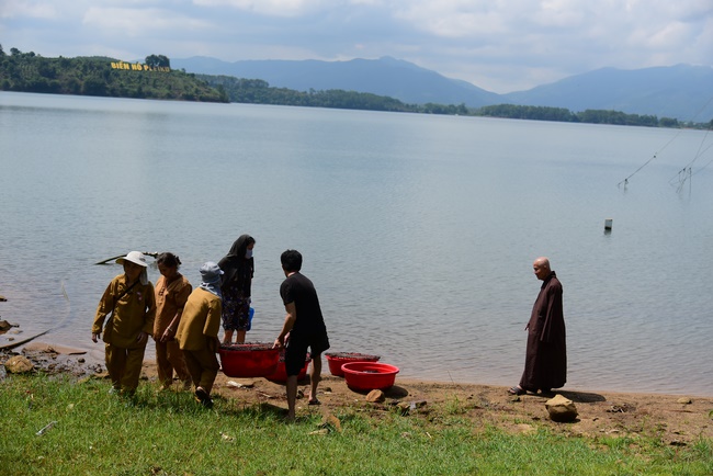 Donating support to Gia Lai Buddhist Intermediate School.