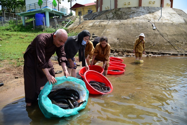 Donating support to Gia Lai Buddhist Intermediate School.