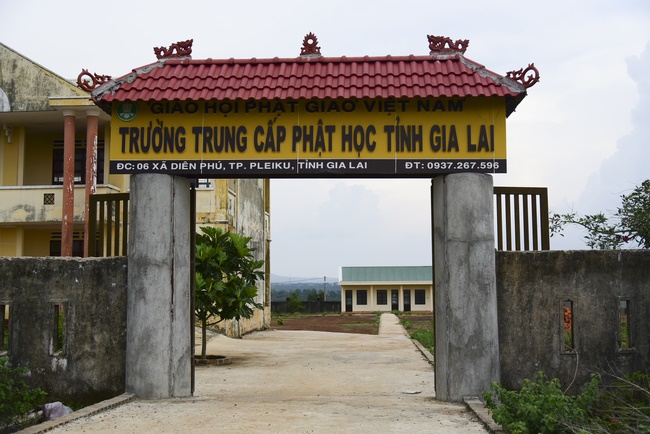 Donating support to Gia Lai Buddhist Intermediate School.