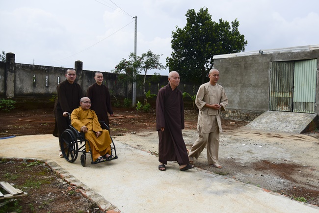 Donating support to Gia Lai Buddhist Intermediate School.