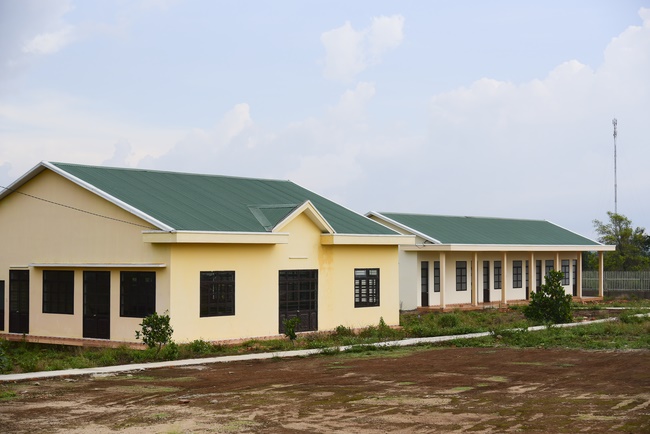 Donating support to Gia Lai Buddhist Intermediate School.