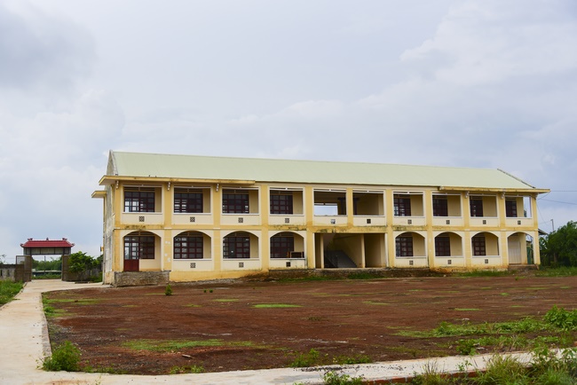 Donating support to Gia Lai Buddhist Intermediate School.