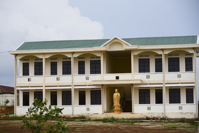 Donating support to Gia Lai Buddhist Intermediate School.