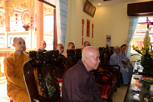 Donating support to Gia Lai Buddhist Intermediate School.