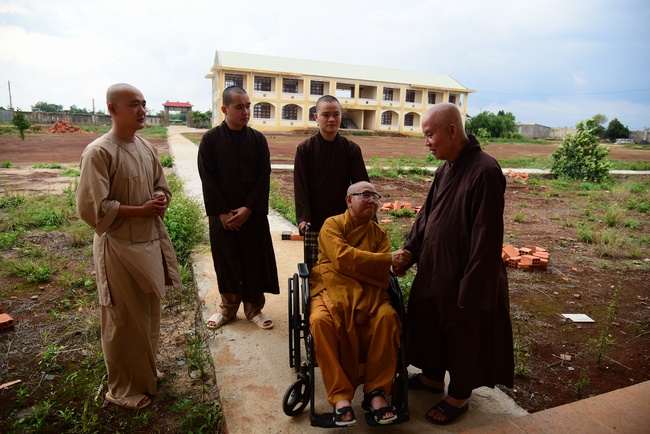 Donating support to Gia Lai Buddhist Intermediate School.