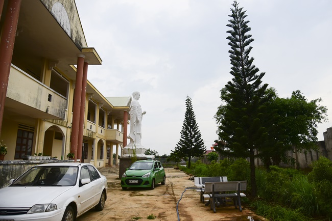 Donating support to Gia Lai Buddhist Intermediate School.