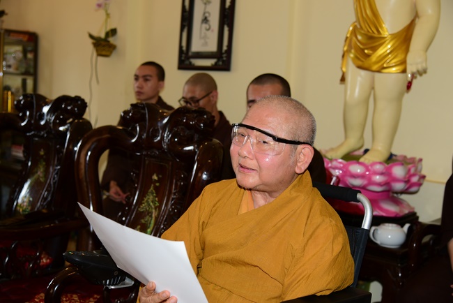 Donating support to Gia Lai Buddhist Intermediate School.