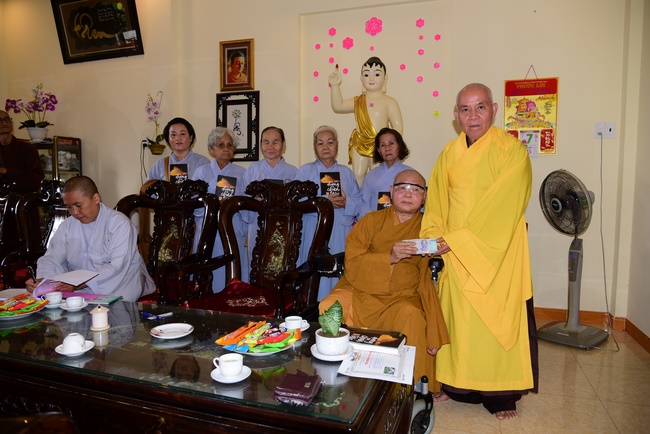 Donating support to Gia Lai Buddhist Intermediate School.