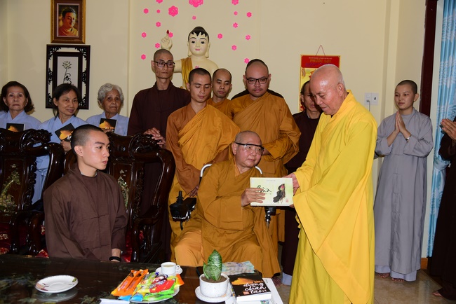 Donating support to Gia Lai Buddhist Intermediate School.