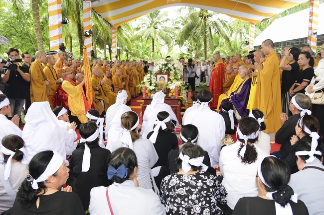 Visit the funeral and moving coffin in District 2, Ho Chi Minh City