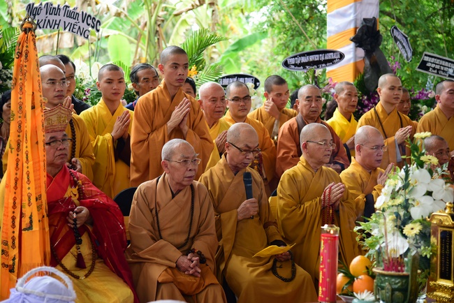 Visit the funeral and moving coffin in District 2, Ho Chi Minh City