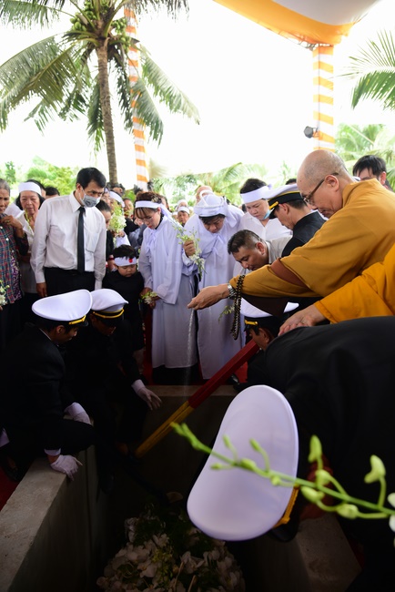 Visit the funeral and moving coffin in District 2, Ho Chi Minh City
