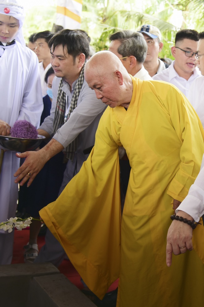 Visit the funeral and moving coffin in District 2, Ho Chi Minh City
