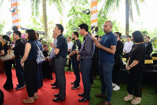 Visit the funeral and moving coffin in District 2, Ho Chi Minh City