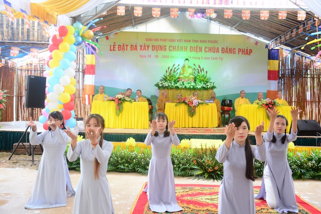 The ceremony of putting the first stone for construction of the main hall of Dang Phap pagoda in Binh Phuoc.