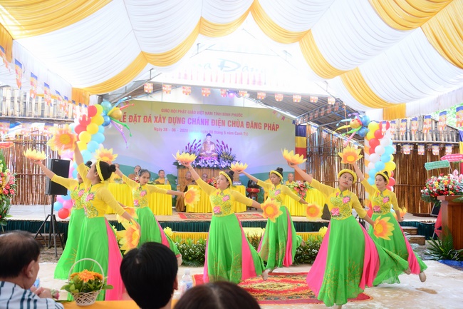 The ceremony of putting the first stone for construction of the main hall of Dang Phap pagoda in Binh Phuoc.