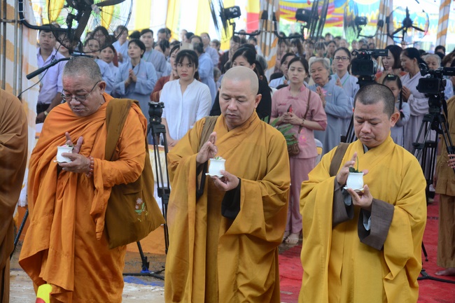 The ceremony of putting the first stone for construction of the main hall of Dang Phap pagoda in Binh Phuoc.