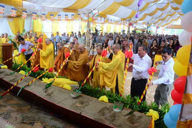 The ceremony of putting the first stone for construction of the main hall of Dang Phap pagoda in Binh Phuoc.