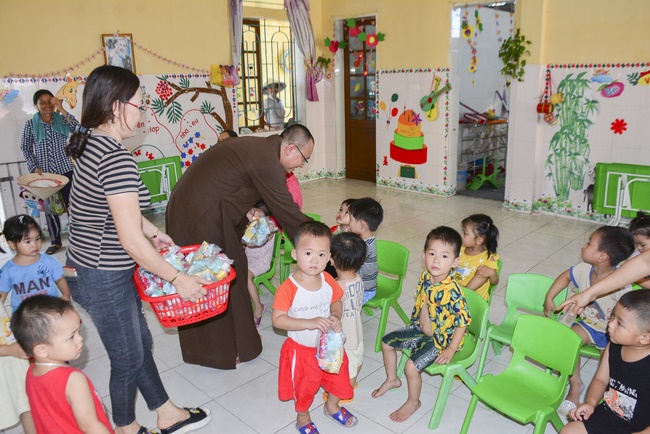 Vui tết thiếu nhi tại chùa Tây Khánh, Thái Bình