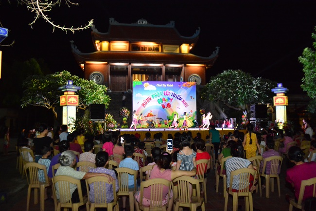 Vui tết thiếu nhi tại chùa Tây Khánh, Thái Bình