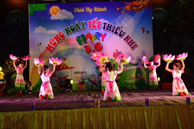 Vui tết thiếu nhi tại chùa Tây Khánh, Thái Bình