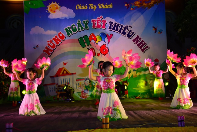 Vui tết thiếu nhi tại chùa Tây Khánh, Thái Bình