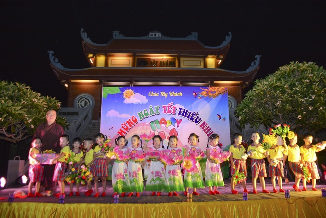 Vui tết thiếu nhi tại chùa Tây Khánh, Thái Bình