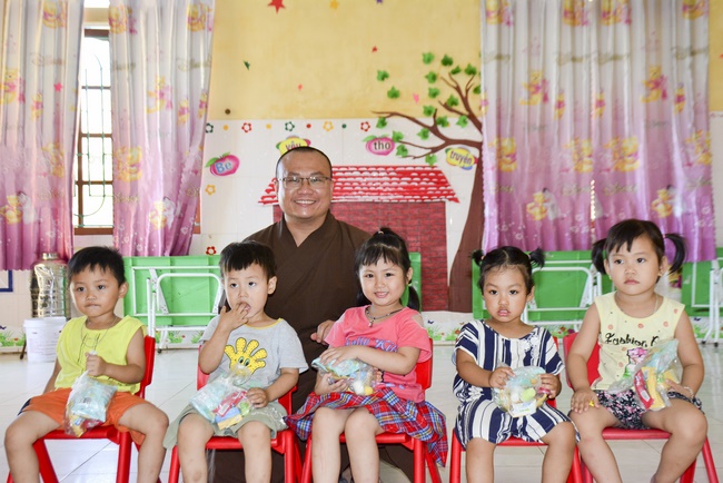 Vui tết thiếu nhi tại chùa Tây Khánh, Thái Bình