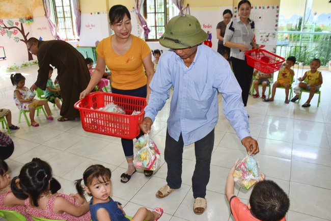 Vui tết thiếu nhi tại chùa Tây Khánh, Thái Bình