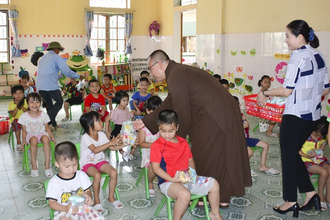 Vui tết thiếu nhi tại chùa Tây Khánh, Thái Bình