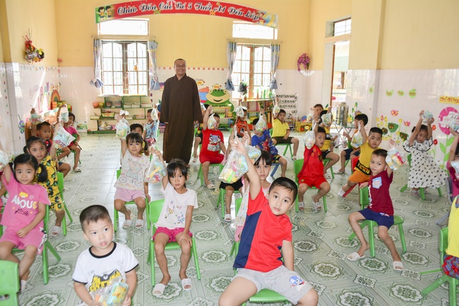 Vui tết thiếu nhi tại chùa Tây Khánh, Thái Bình