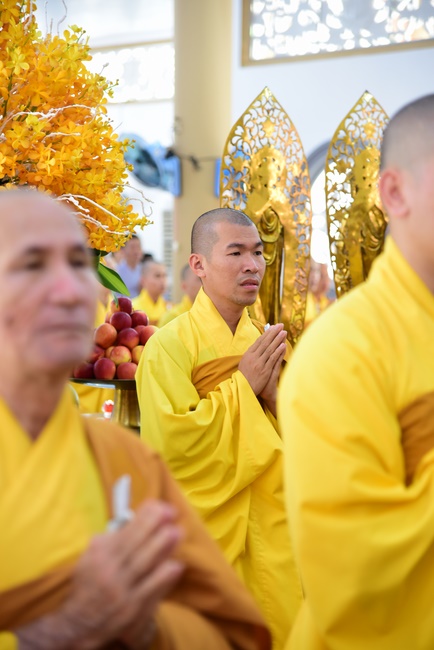 Gathering in the rain-retreat of the Hoang Phap Pagoda 's Monks