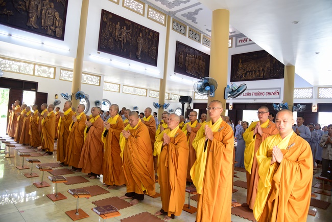 Gathering in the rain-retreat of the Hoang Phap Pagoda 's Monks
