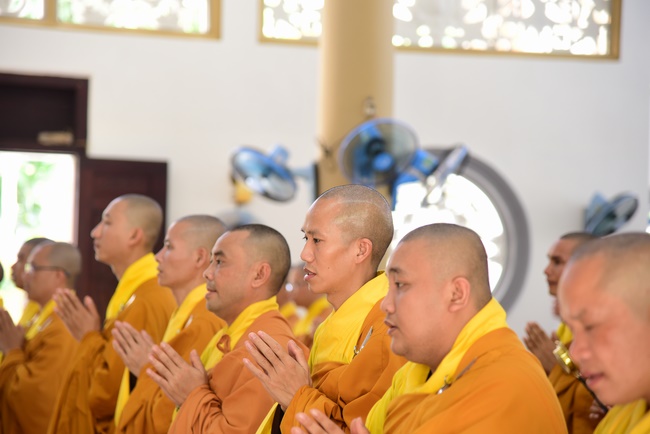Gathering in the rain-retreat of the Hoang Phap Pagoda 's Monks