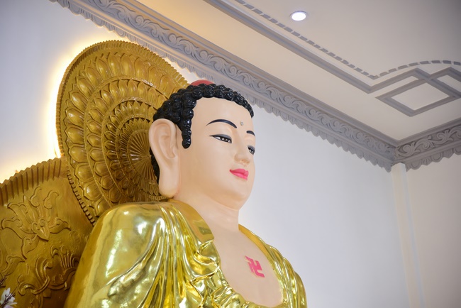 Gathering in the rain-retreat of the Hoang Phap Pagoda 's Monks