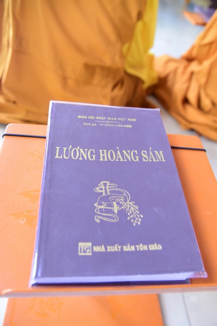 Gathering in the rain-retreat of the Hoang Phap Pagoda 's Monks